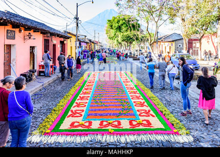 Antigua, Guatemala - Mars 25, 2018 : Rue de la sciure de bois teint procession des Rameaux de tapis dans la ville coloniale avec des célébrations de la Semaine Sainte Banque D'Images