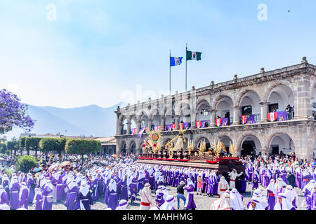 Antigua, Guatemala - Mars 25, 2018 : Procession des Rameaux devant l'Hôtel de ville en ville coloniale avec des célébrations de la Semaine Sainte Banque D'Images