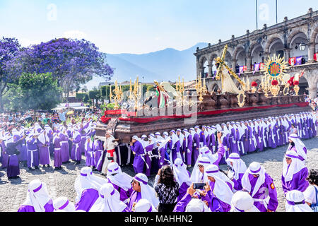 Antigua, Guatemala - Mars 25, 2018 : Procession des Rameaux devant l'Hôtel de Ville & parc en ville coloniale avec des célébrations de la Semaine Sainte Banque D'Images