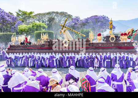 Antigua, Guatemala - Mars 25, 2018 : Procession des Rameaux en face de Central Park dans la ville coloniale avec des célébrations de la Semaine Sainte Banque D'Images