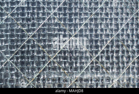 Close up de treillis métallique de couleur argent avec fenêtre en verre texturé. Certains fil de métal est rouillé. Banque D'Images