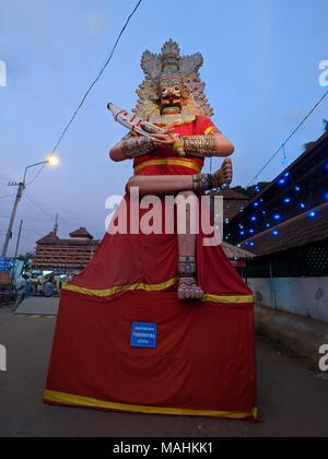 Sculpture de Bhima à Sree Padmanabhaswamy Temple pendant l'Painkuni painguni. Festival festival. Harvest Festival, Festival du Kerala Banque D'Images