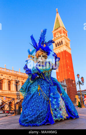 Venise, Italie. Carnaval de Venise, beau masque à la place Saint Marc. Banque D'Images