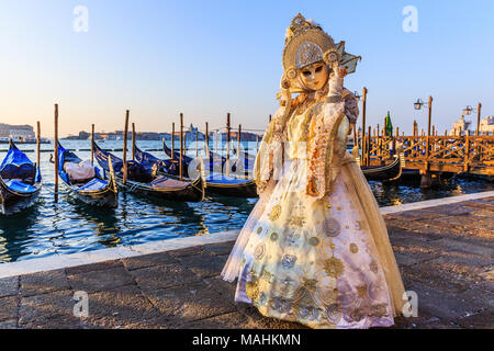 Venise, Italie. Carnaval de Venise, beau masque à la place Saint Marc. Banque D'Images