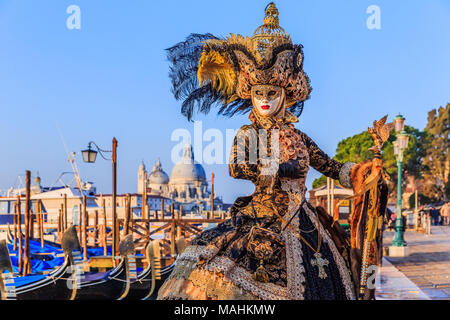 Venise, Italie. Carnaval de Venise, beau masque à la place Saint Marc. Banque D'Images