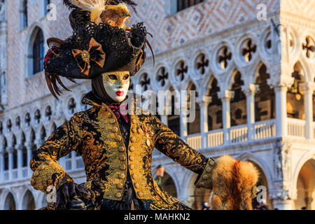 Venise, Italie. Carnaval de Venise, beau masque à la place Saint Marc. Banque D'Images