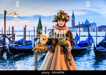 Venise, Italie. Carnaval de Venise, beau masque à la place Saint Marc. Banque D'Images