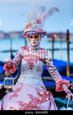 Venise, Italie. Carnaval de Venise, beau masque à la place Saint Marc. Banque D'Images