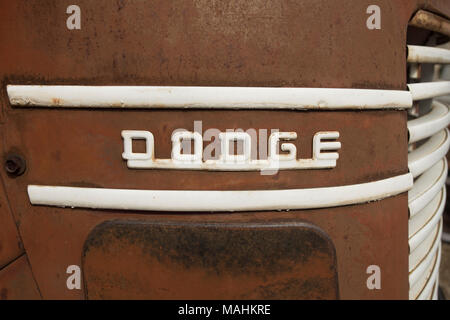 Détail : Dodge logo. De la cabine Dodge 1947 Camion cabine avancée surbaissée, dans une ancienne carrière de pierre, à l'Est de l'Idaho Clark Fork. Banque D'Images