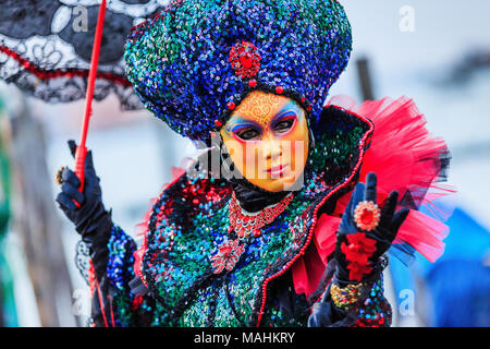 Venise, Italie. Carnaval de Venise, beau masque à la place Saint Marc. Banque D'Images