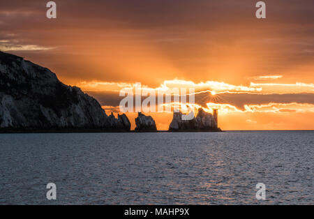 Les aiguilles au coucher du soleil. La temporisation près du phare, les aiguilles et les roches à Akum Bay, île de Wight Banque D'Images