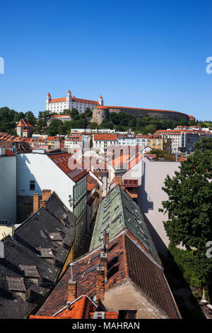 Ville de Bratislava en Slovaquie, vue au-dessus de la vieille ville vers le château de Bratislava Banque D'Images