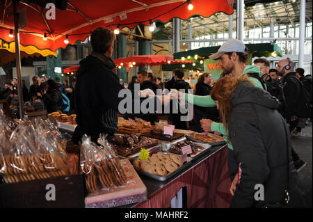 Les visiteurs et les touristes à Borough Market à Londres, Angleterre Banque D'Images