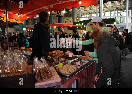 Les visiteurs et les touristes à Borough Market à Londres, Angleterre Banque D'Images