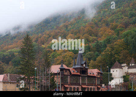 Un jour d'automne pluvieux et humide dans la vieille ville historique de Brasov, Roumanie. Banque D'Images