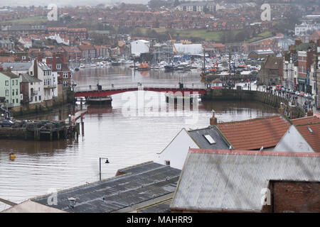 Un froid, terne et nuageux jour mars dans et autour de l'ancien port de pêche de Whitby Banque D'Images