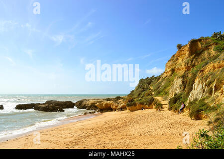 Les touristes au printemps soleil sur plage Albufeira Banque D'Images