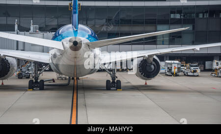 Vue de l'arrière avec l'avion de ligne jaune qui se reflète dans le fuselage Banque D'Images