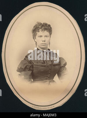 Portrait ovale d'une femme aux cheveux noirs, vêtue d'une robe sombre, vu de la taille et de regarder droit devant. Titre : Elizabeth Faust (née Bischoff), épouse de Tony Faust. . Vers 1880. Robert Benecke Banque D'Images