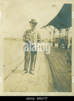 Titre : Samuel Clemens à la gare Union, Hannibal, Missouri, le 3 juin 1902. . 1902. William H. Dulany Banque D'Images