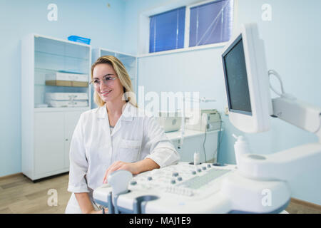 Smiling doctor, échographie. Le médecin effectue une échographie. Banque D'Images