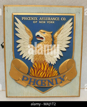 Type de résine échange signe pour Phoenix Assurance Company de New York montrant et or blanc Phoenix rising de flammes jaunes et rouges sur fond bleu Titre : Trade signe pour Phoenix Assurance Company of New York . après 1900. KCS Banque D'Images