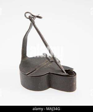 Fer à repasser avec une lampe betty réservoir circulaire, couvercle à charnière, et Grande poignée à l'arrière. Trouvé à un site. Titre : Lampe Betty de Native American SIte . Entre 1800 et 1850. Banque D'Images