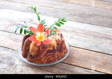 Gâteau marbré de Pâques sur sol en bois Banque D'Images