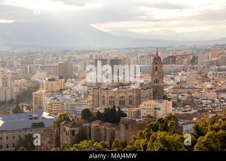 Vue aérienne de l'Alcazaba et Cahedral de Malaga, Espagne Banque D'Images