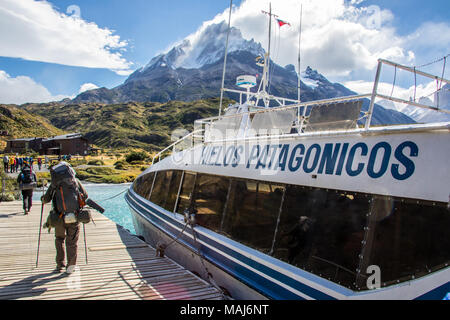 Hielos Patagonicos, bateau sur le lac Pehoe, Parc National Torres del Paine, Patagonie, Chili Banque D'Images