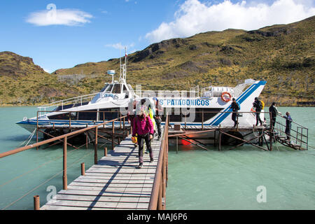 Hielos Patagonicos, bateau sur le lac Pehoe, Parc National Torres del Paine, Patagonie, Chili Banque D'Images