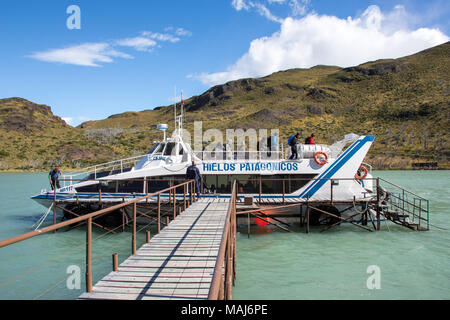 Hielos Patagonicos, bateau sur le lac Pehoe, Parc National Torres del Paine, Patagonie, Chili Banque D'Images