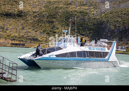 Hielos Patagonicos, bateau sur le lac Pehoe, Parc National Torres del Paine, Patagonie, Chili Banque D'Images