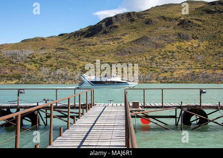 Hielos Patagonicos, bateau sur le lac Pehoe, Parc National Torres del Paine, Patagonie, Chili Banque D'Images