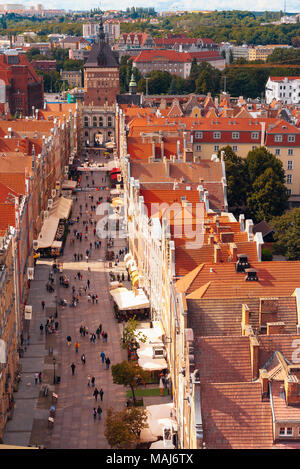 Regardant vers le bas sur la rue Długi Targ, Gdansk, Pologne, de la tour de l'Hôtel de ville historique Banque D'Images