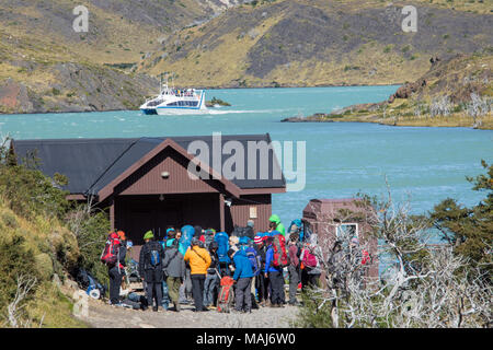 Les randonneurs en attente de Hielos Patagonicos, bateau sur le lac Pehoe, Parc National Torres del Paine, Patagonie, Chili Banque D'Images