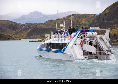 Hielos Patagonicos, bateau sur le lac Pehoe, Parc National Torres del Paine, Patagonie, Chili Banque D'Images