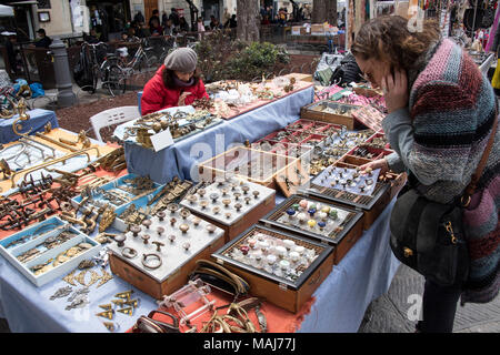 Marché en Piazza Santo Spirito, Florence, Italie. Banque D'Images