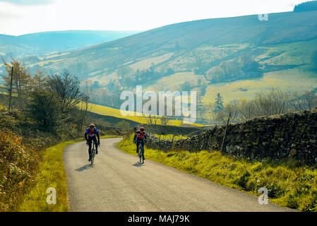 Les cyclistes sur la montée vers la station de dent au-dessus dans l'Dentdale Yorkshire Dales National Park Banque D'Images