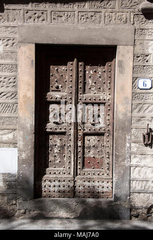 Porte médiévale avec Graffiti, Florence, Italie Banque D'Images