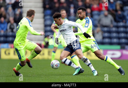 Preston North End Callum Robinson (centre) et Derby County's Tom Huddlestone (à droite) bataille pour la balle durant le match de championnat à Deepdale, Preston. Banque D'Images