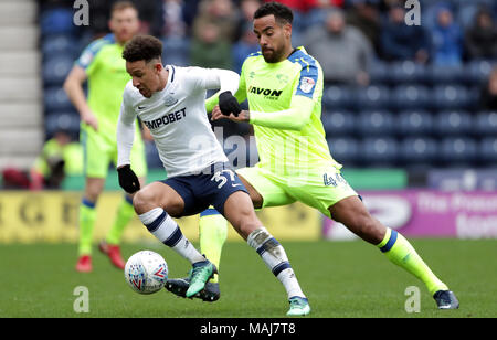 Preston North End Callum Robinson (à gauche) et Derby County's Tom Huddlestone bataille pour le ballon pendant le match de championnat à Deepdale, Preston. Banque D'Images