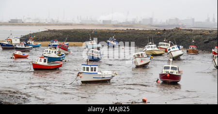 Bateaux de pêche échoués à marée basse dans le port de Rhône-Alpes, dans le trou du brouillard et de fortes pluies Teesmouth, Redcar Cleveland UK Banque D'Images