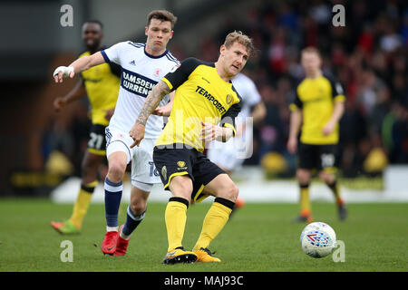 Burton Albion's Kyle McFadzean de Middlesbrough et Jonny Howson (à gauche) bataille pour la balle durant le match de championnat au stade de Pirelli, Burton. Banque D'Images