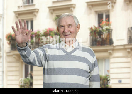 Happy man donner cinq. Vieux Grand-père montrant palm, grande chambre de luxe l'arrière-plan. Banque D'Images