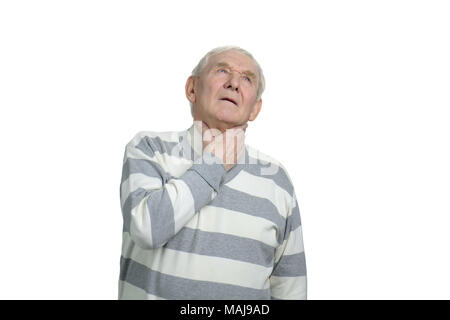 Vieil homme souffrant de maux de gorge. De l'homme touchant le cou blanc fond isolé dans. Banque D'Images