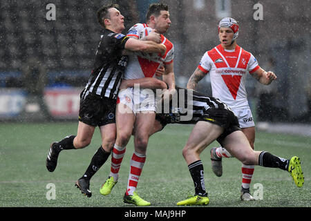 St Helens' Mark Percival est abordé par Widnes Vikings' Tom Gilmore (à gauche) et Ed Chamberlain au cours de la Super League Betfred match au Stade, Widnes sélectionnez Sécurité. Banque D'Images