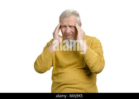 Old man a de terribles maux de tête. Tête de toucher, de sentir la douleur. Fond isolé blanc. Banque D'Images