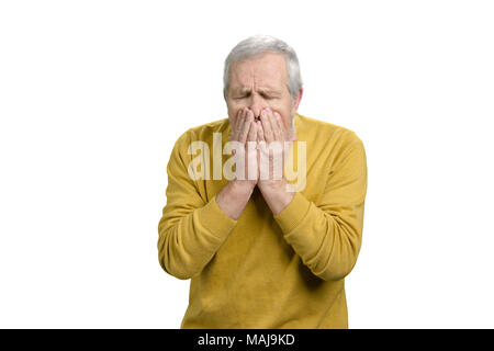 Portrait of senior man la toux. Vieil homme malade en laine jaune. Fond isolé blanc. Banque D'Images