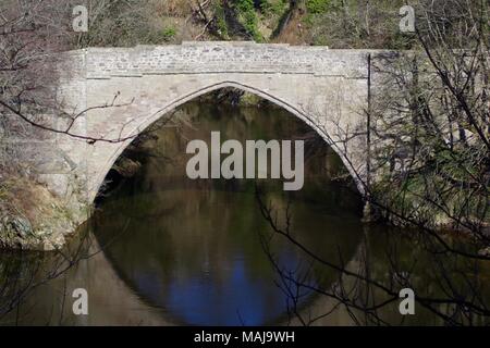 Pont de pierre de l'arc gothique, le Brig o' Balgownie, sur la rivière Don, Old Aberdeen, Écosse, Royaume-Uni. Banque D'Images